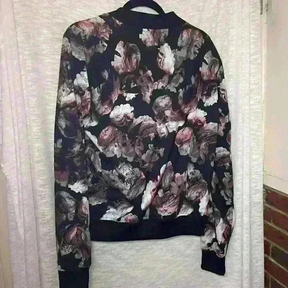 Victoria’s Secret Victoria Sport Floral Design Size Medium - Picture 9 of 15